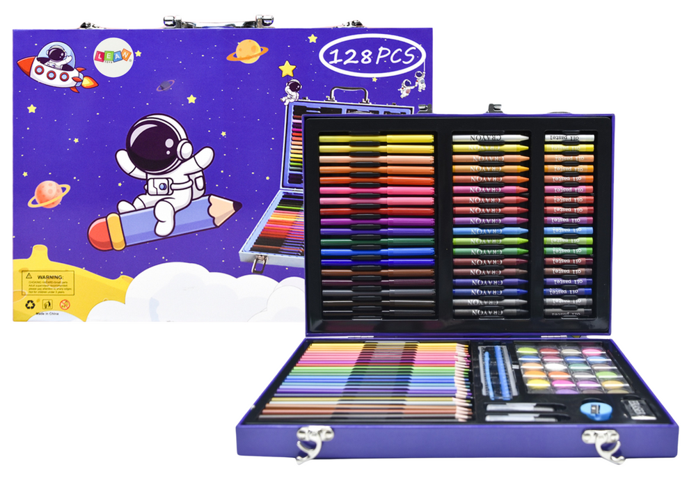 Zestaw Artystyczny W Walizce Z Kosmonautą Niebieska 128 EL. Otwarta niebieska walizka z motywem kosmicznego astronauty, zawierająca 128 elementów: kredki ołówkowe, świecowe, pastele, markery, farby akwarelowe i akcesoria, idealna dla młodych artystów.