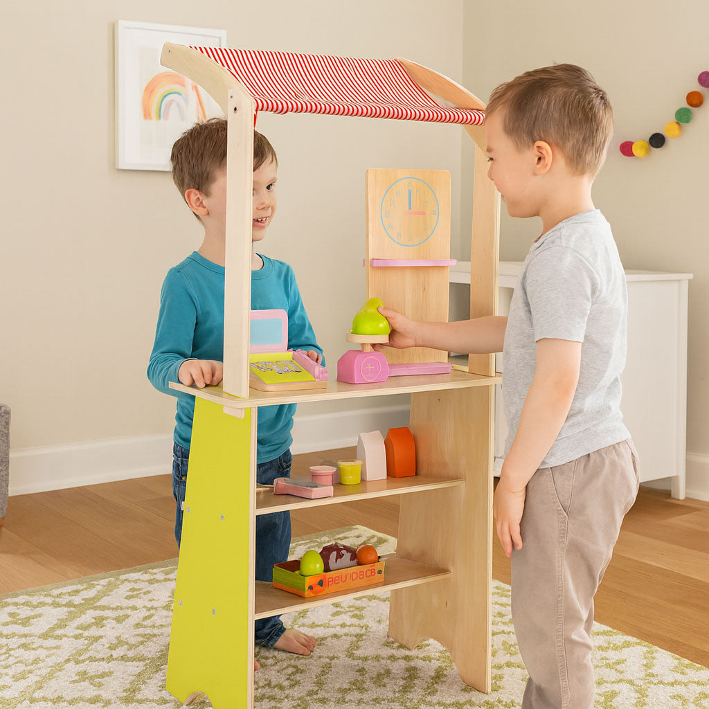 Duży drewniany stragan dla dzieci sklep: chłopcy bawią się terminalem, wagą, owocami i warzywami, ucząc się odgrywania ról.