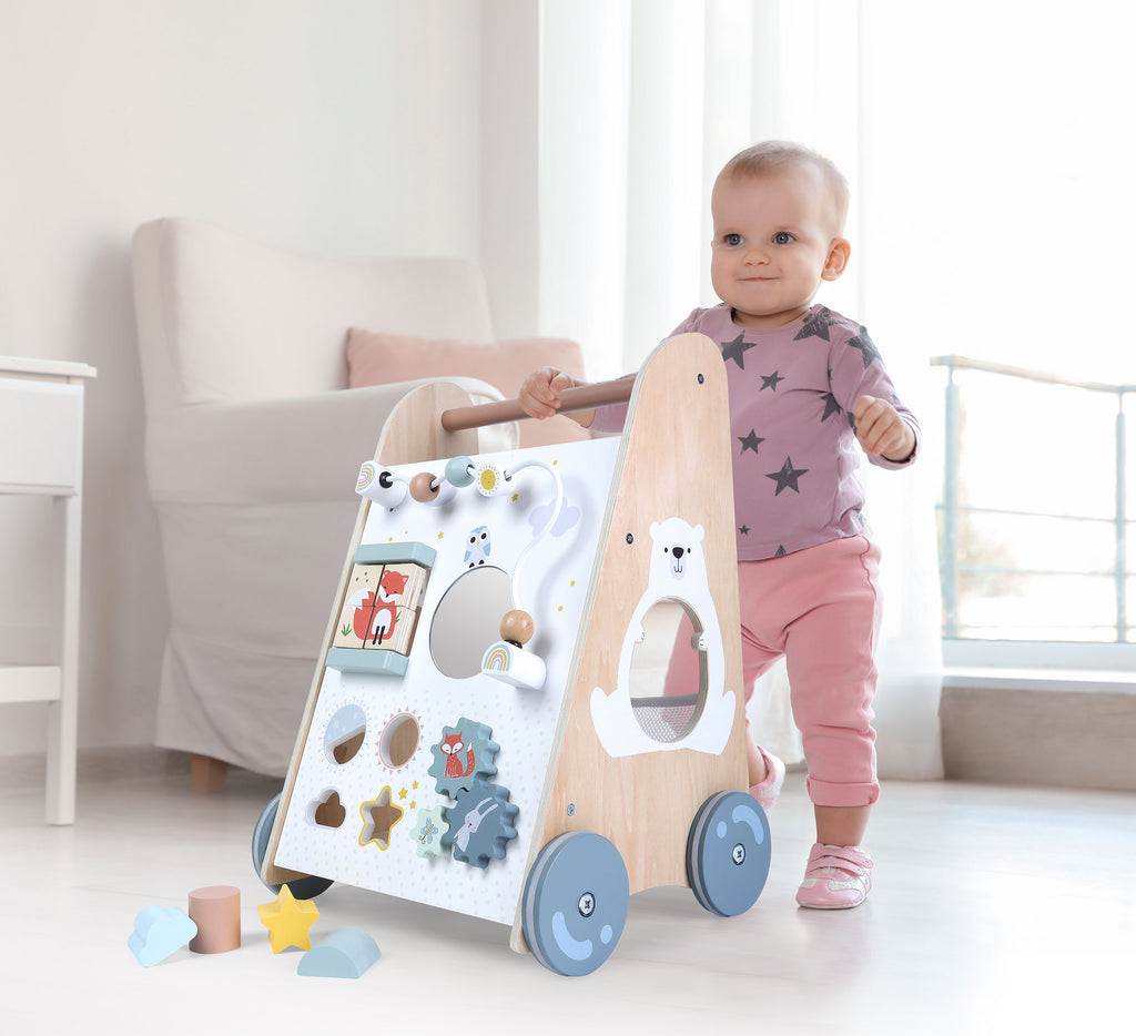 Pchacz chodzik drewniany edukacyjny z ruchomymi elementami. Dziecko stawia pierwsze kroki i rozwija zdolności manualne dzięki labiryntowi, sorterowi i trybikom.
