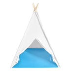 Biały namiot tipi dla dzieci z niebieską podłogą – idealny wigwam do kreatywnej zabawy w domu i ogrodzie.