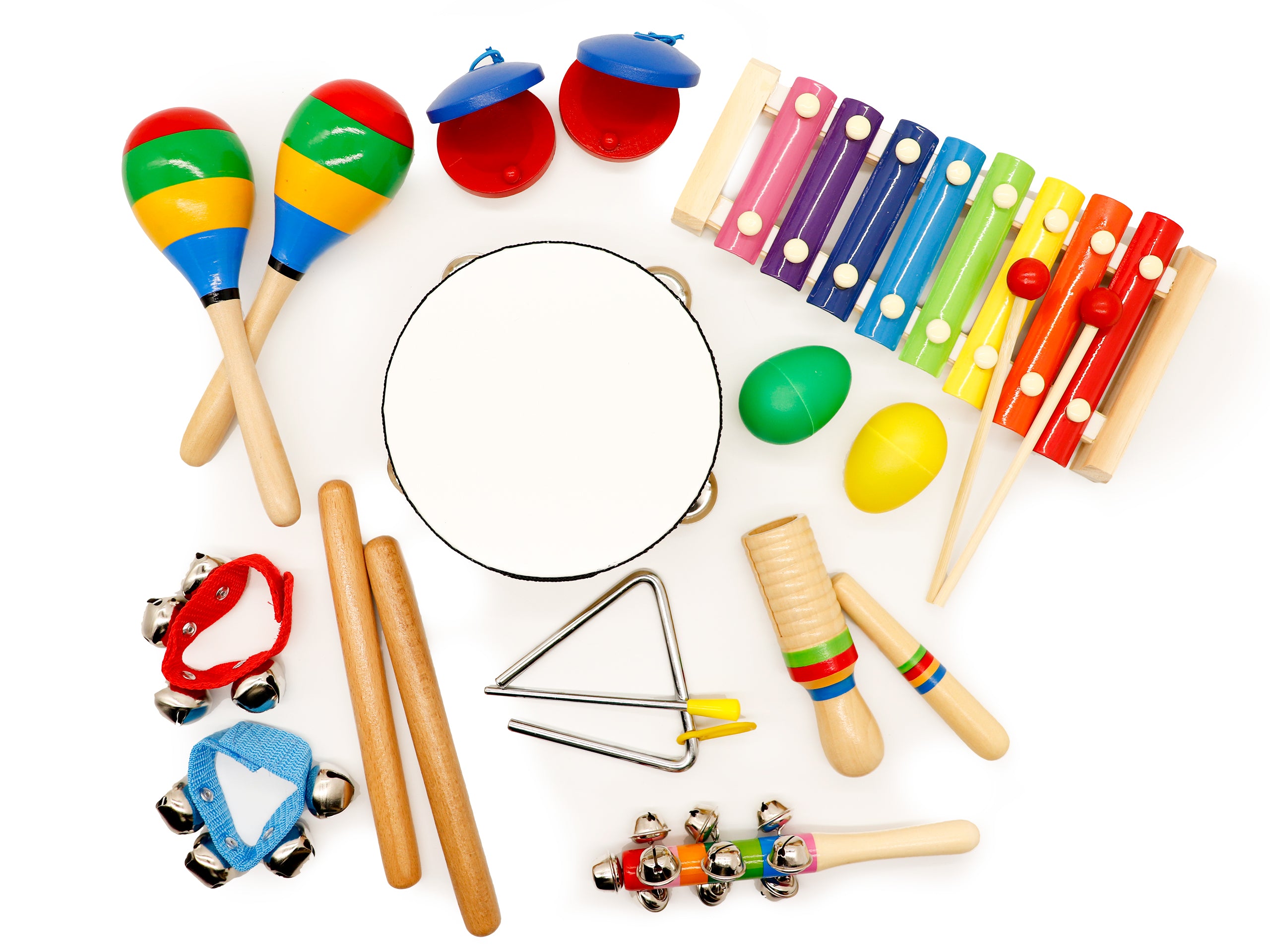 Zestaw 10 kolorowych drewnianych instrumentów muzycznych dla dzieci, w tym cymbałki, marakasy, tamburyn, kastaniety, grzechotki i janczary, na białym tle. Idealny do rozwoju muzycznego i manualnego malucha.