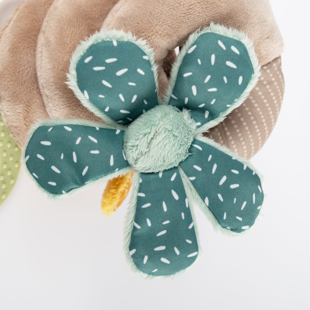 Uroczy pluszowy kwiatek w zielono-białym kolorze, element zabawki rozwojowej Spirala Motyle 45cm z grzechotką, lusterkiem i gryzakiem.