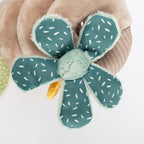 Uroczy pluszowy kwiatek w zielono-białym kolorze, element zabawki rozwojowej Spirala Motyle 45cm z grzechotką, lusterkiem i gryzakiem.