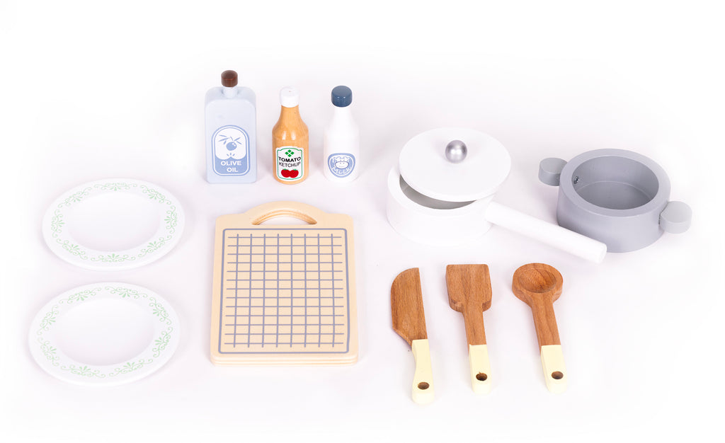 Komplet 12 drewnianych akcesoriów do zabawkowej kuchni dla dzieci: garnki (jeden z pokrywką), talerze, deska do krojenia, butelki (oliwa, ketchup, mleko) oraz sztućce. Idealne do rozwijania kreatywności i umiejętności kulinarnych przez bezpieczną zabawę.