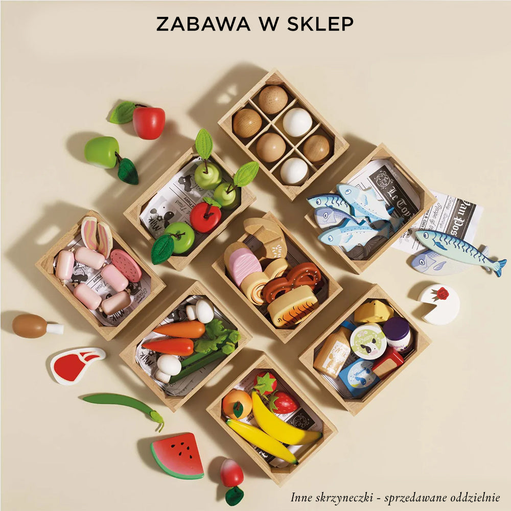Drewniana skrzynka z nabiałem (ser, jogurt, masło, mleko) na tle drewnianych zabawek spożywczych (owoce, warzywa, pieczywo, mięso, ryby) tworzących dziecięcy stragan. Idealna zabawka edukacyjna do zabawy w sklep, rozwijająca motorykę i wyobraźnię.
