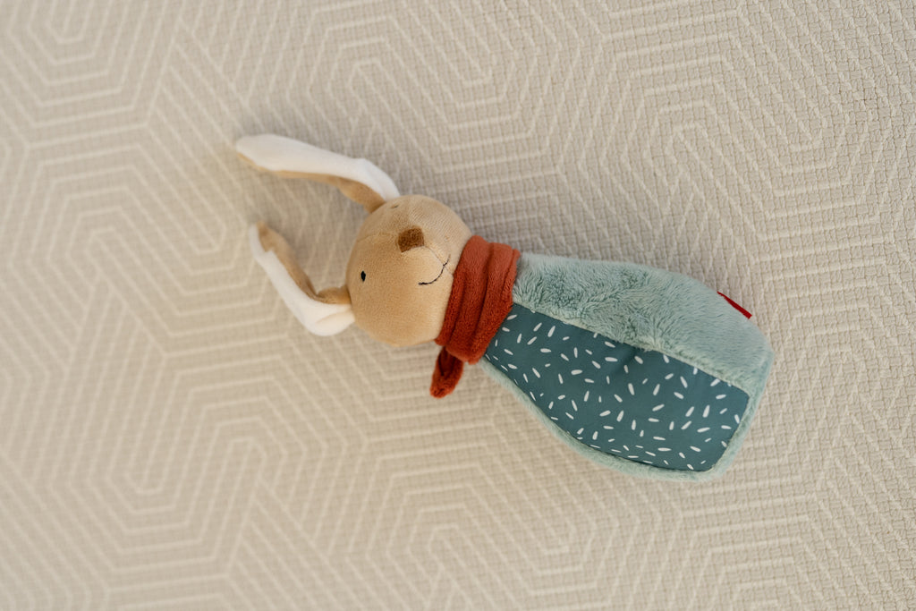 Pluszowy króliczek-kręgiel z grzechotką, przyjazna zabawka rozwojowa dla dzieci z zestawu miękkich kręgli, stymulująca zmysły i motorykę.