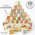 Drewniane klocki ABC zabawka edukacyjna dla dzieci, nauka liter. Zestaw 30 kolorowych sześcianów z litego drewna, ozdobionych literami, cyframi, znakami i ilustracjami, ułożonych na drewnianej tacy. Idealne do nauki pisowni i liczenia.
