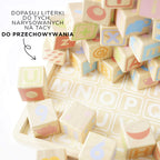 Drewniane klocki ABC zabawka edukacyjna dla dzieci, nauka liter, cyfr i pisowni. Kolorowe sześciany z symbolami na praktycznej tacy z wyrysowanymi literami do dopasowywania i przechowywania.