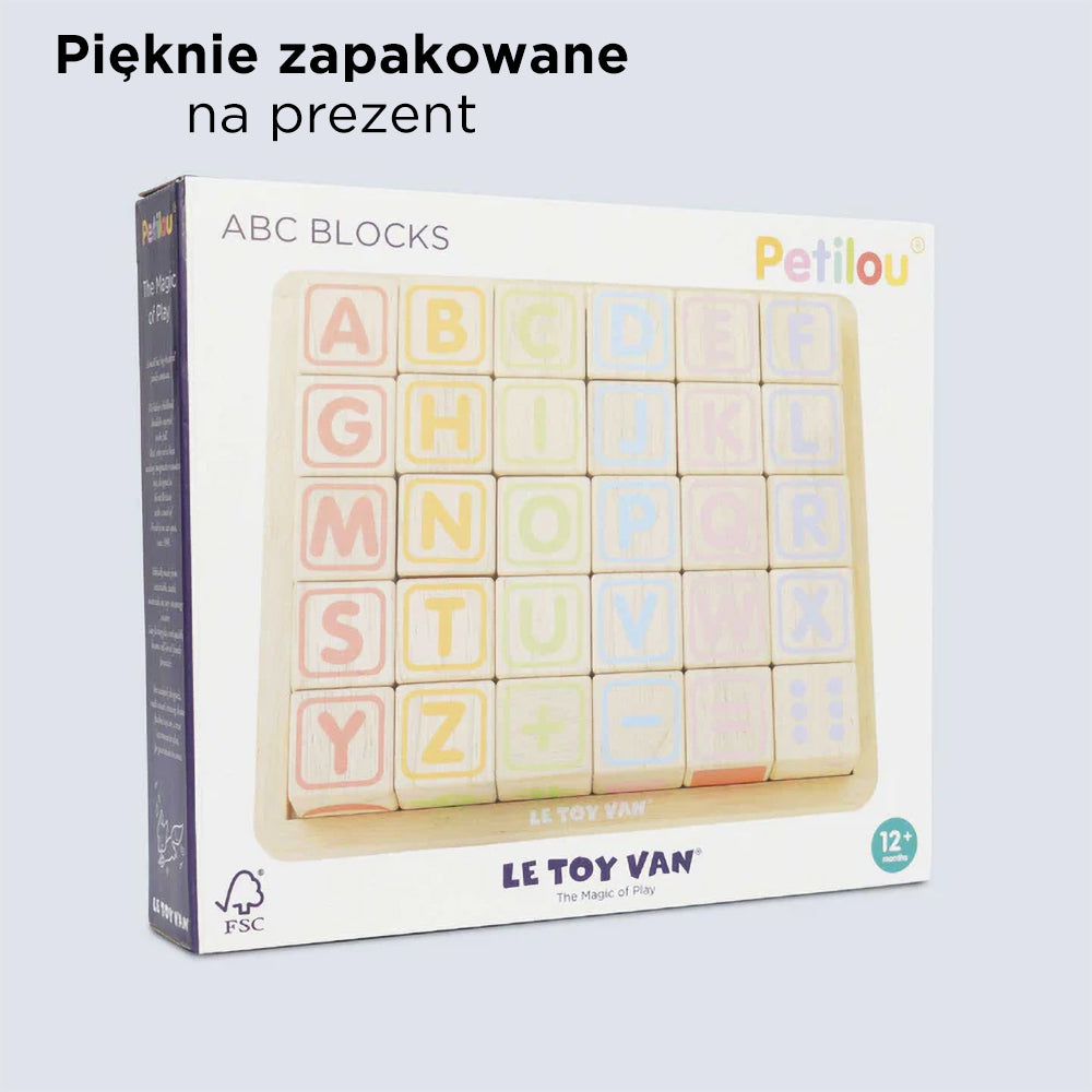 Zapakowane na prezent drewniane klocki ABC Petilou, edukacyjna zabawka do nauki liter dla dzieci.