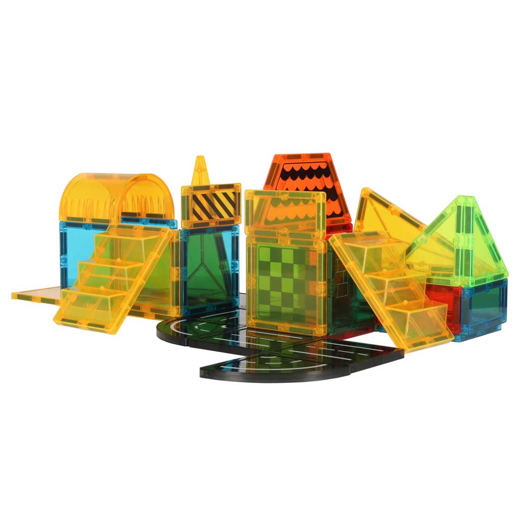 Zbudowana, kolorowa konstrukcja z przezroczystych klocków magnetycznych 3D, prezentująca kreatywne możliwości zestawu STEM.