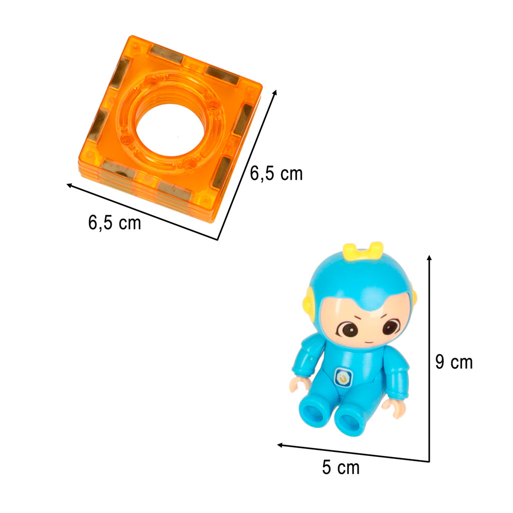 Przykładowe klocki magnetyczne do budowy toru kulkowego (pomarańczowy klocek 6,5x6,5 cm) oraz niebieska figurka robota (9x5 cm) z zestawu Klocki magnetyczne tor kulkowy z dźwiękiem 118 elementów.