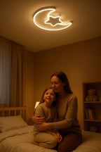 Lampa LED sufitowa Księżyc i Gwiazda o ciepłym, ściemnianym świetle w pokoju dziecięcym, zapewniająca bezpieczeństwo i magiczny nastrój dla mamy i dziecka.