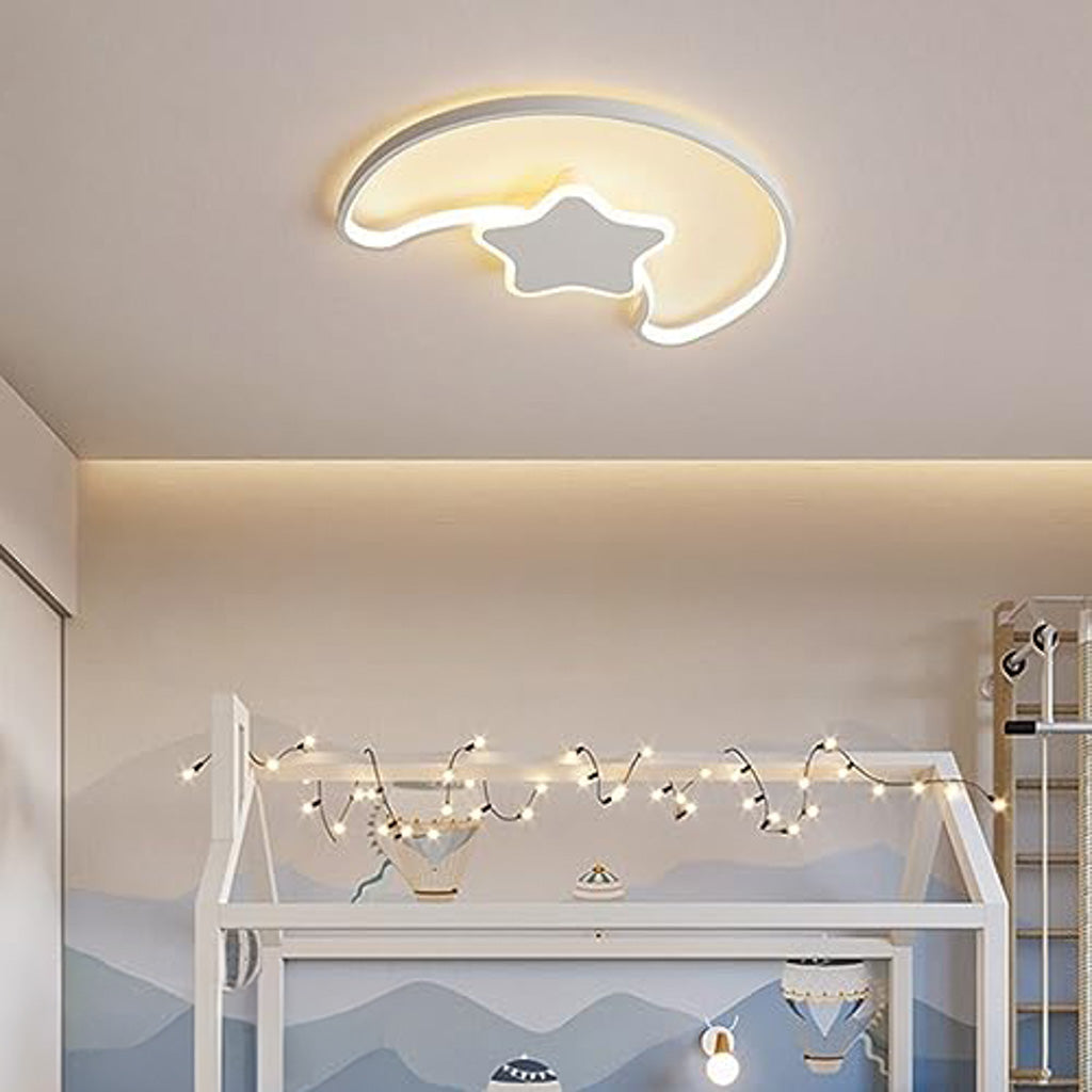 Lampa LED sufitowa Księżyc z Gwiazdą w białej obudowie, idealna do pokoju dziecięcego. Plafon ściemniany pilotem, zapewniający ciepłe, magiczne światło.