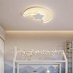Lampa LED sufitowa Księżyc z Gwiazdą w białej obudowie, idealna do pokoju dziecięcego. Plafon ściemniany pilotem, zapewniający ciepłe, magiczne światło.