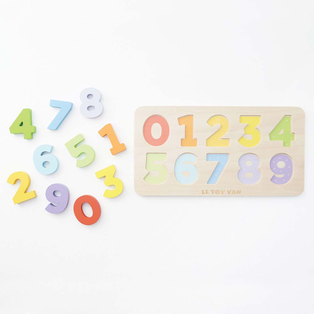 Drewniane cyferki zabawka edukacyjna dla dzieci sorter kształtów Le Toy Van. Kolorowe drewniane klocki z liczbami 0-9 i taca z pasującymi wgłębieniami oraz kropkami do nauki liczenia.