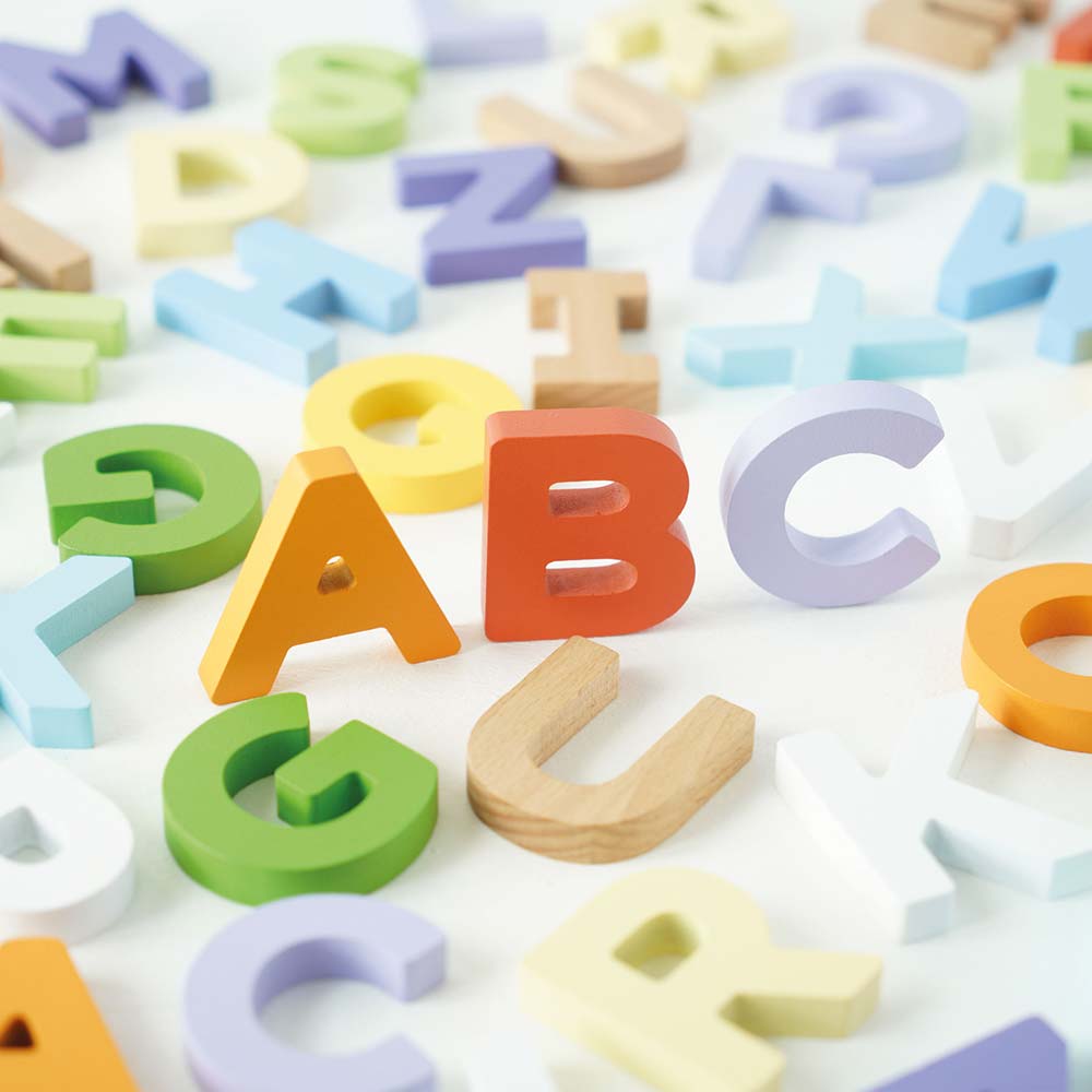 Drewniane literki ABC w tęczowych odcieniach, edukacyjna zabawka układanka do nauki czytania dla dzieci.