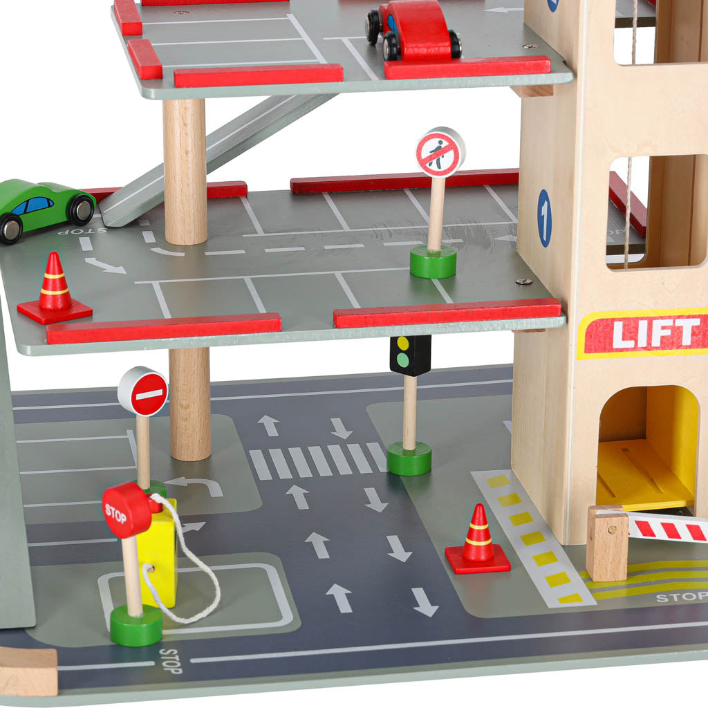 Kompletny drewniany wielopoziomowy parking dla dzieci z autkami, windą, stacją paliw i szczegółowymi znakami drogowymi, zachęcający do edukacyjnej i kreatywnej zabawy.