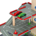 Drewniany, wielopoziomowy parking dla autek. Zestaw z czerwonym i zielonym samochodem, idealny do kreatywnej zabawy dla dzieci.
