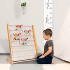 Dziecko z radością wybierające ulubione książki z eleganckiego drewnianego regału na książki dla dzieci 76,5cm w stylu Montessori z białymi kieszonkami, wspierającego samodzielność i miłość do czytania.