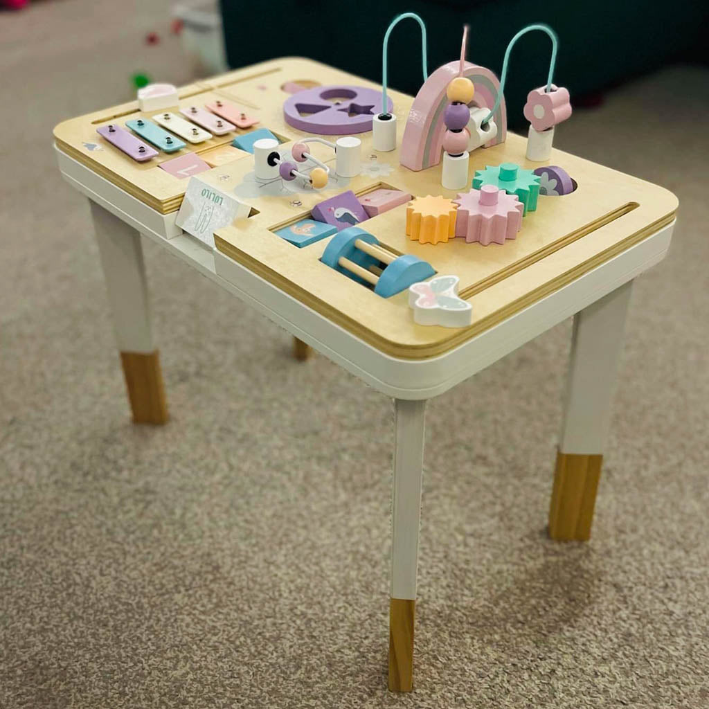 Tablica manipulacyjna LULILO LUDO stolik drewniany sensoryczny 2w1 różowy