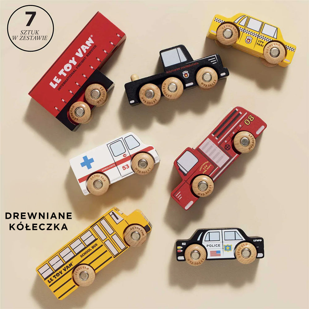 Drewniany zestaw 7 pojazdów Nowy Jork: żółta taksówka, radiowóz policyjny, wóz strażacki, karetka pogotowia, żółty autobus szkolny oraz dwie ciężarówki. Zabawki z drewnianymi kółkami, certyfikowane FSC, bez plastiku, rozwijające kreatywność dziecka.