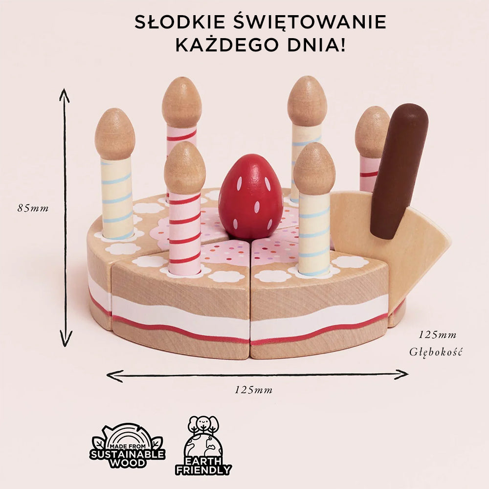 Drewniany tort urodzinowy dla dzieci z kolorowymi świeczkami, czerwoną truskawką i szpatułką do serwowania. Ekologiczna zabawka do kreatywnej zabawy.