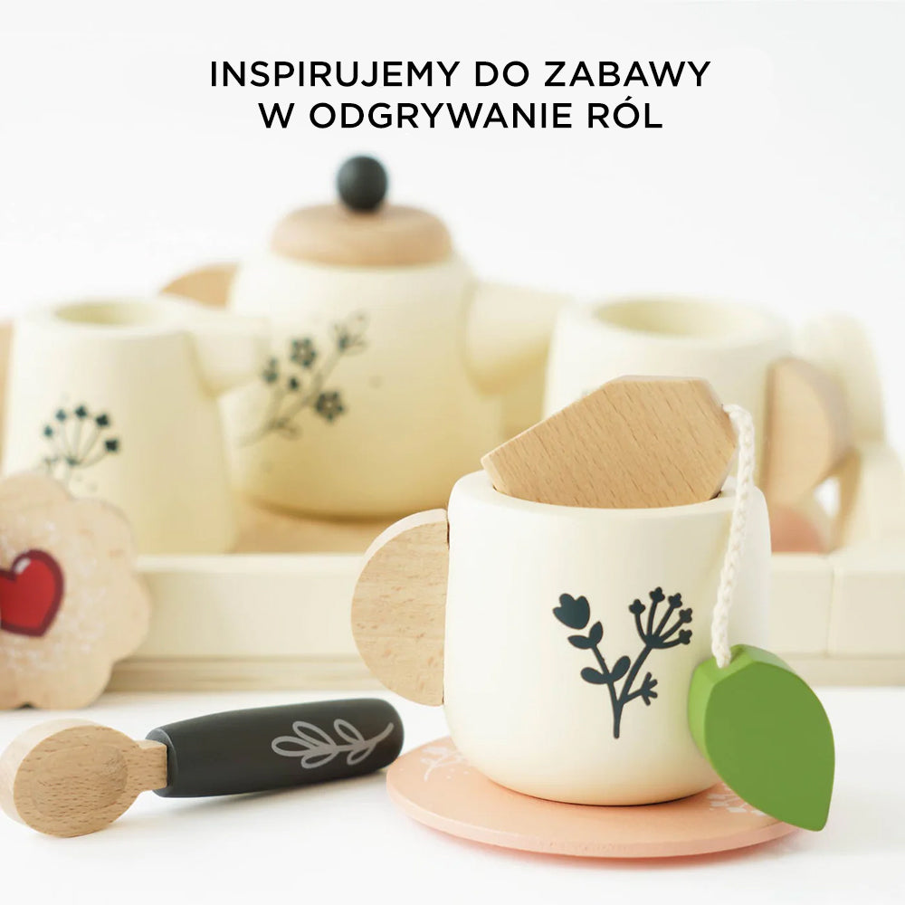 Uroczy drewniany zestaw do herbaty dla dzieci w brytyjskim stylu: filiżanka z torebką herbaty, imbryk i łyżeczka, zdobione motywami roślinnymi, idealne do zabawy w odgrywanie ról.