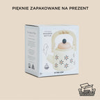 Drewniany czajniczek zabawka w ozdobnym, ekologicznym opakowaniu, idealny na prezent. Czajnik w kolorze złamanej bieli z kwiatowym wzorem, bez plastiku.