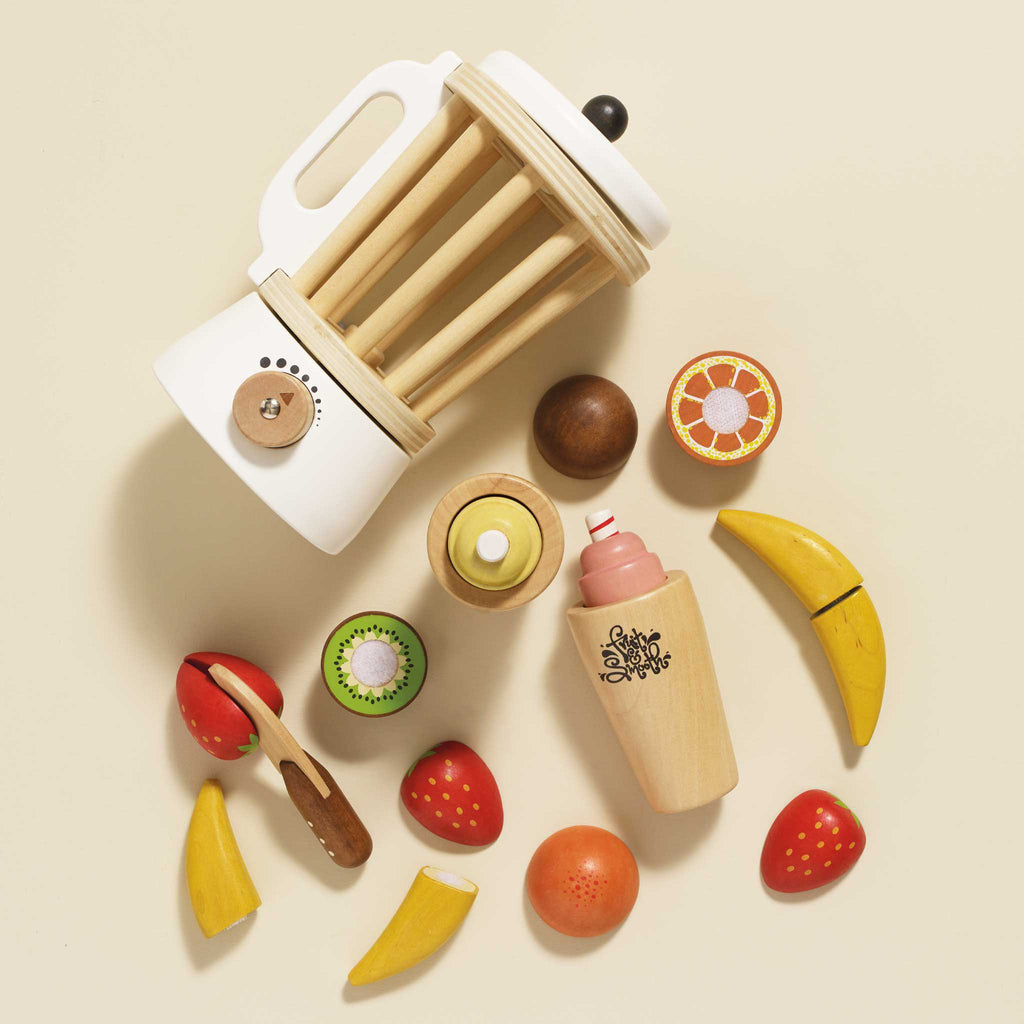 Drewniany zestaw do smoothie Fruit & Smooth: retro blender, kolorowe owoce na rzepy, zabawkowy nóż i drewniane kubki. Idealny do nauki zdrowych nawyków przez zabawę w odgrywanie ról.