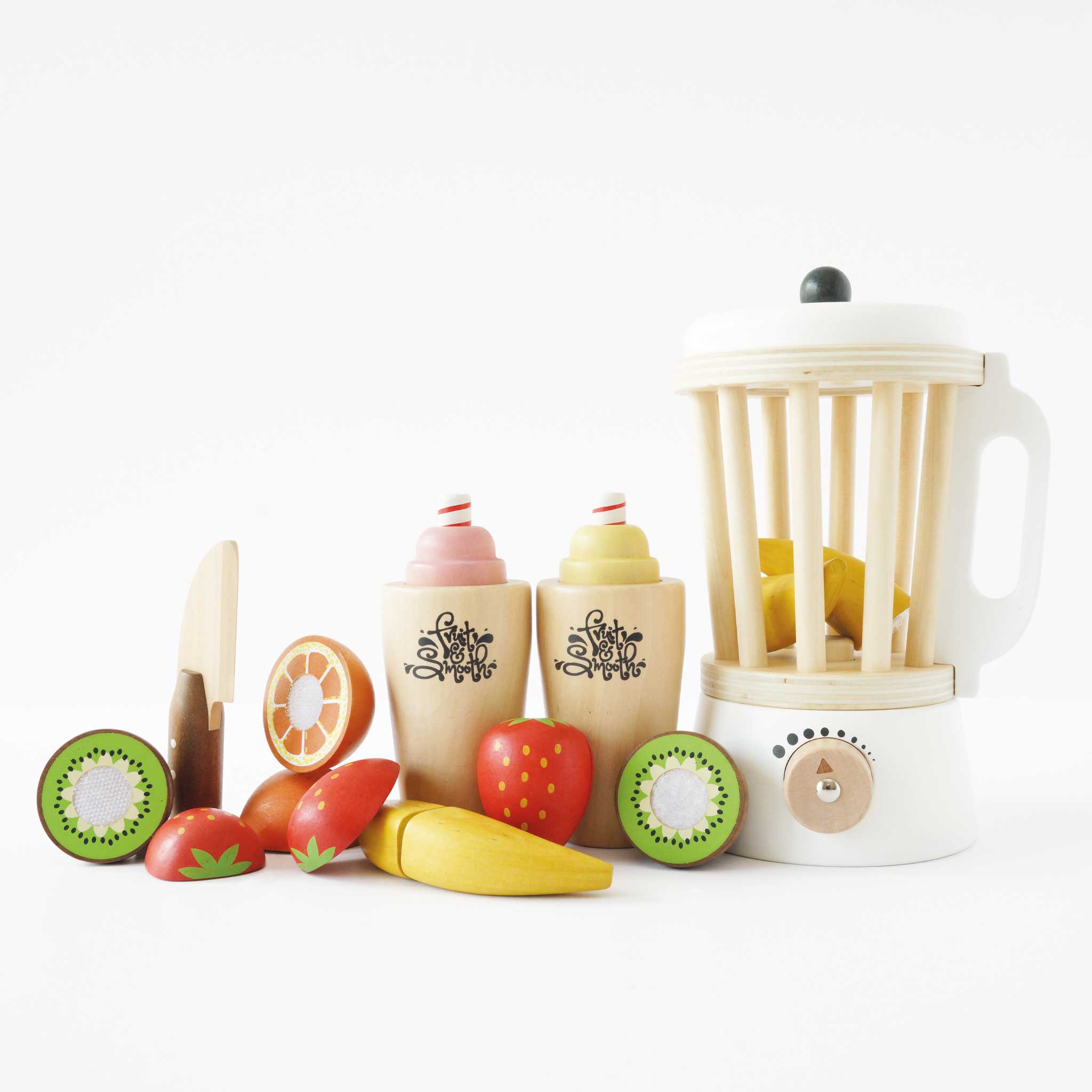 Drewniany zestaw Fruit & Smooth: blender w stylu retro, owoce do krojenia i kubki, inspirujący dzieci do zdrowej zabawy w smoothie.