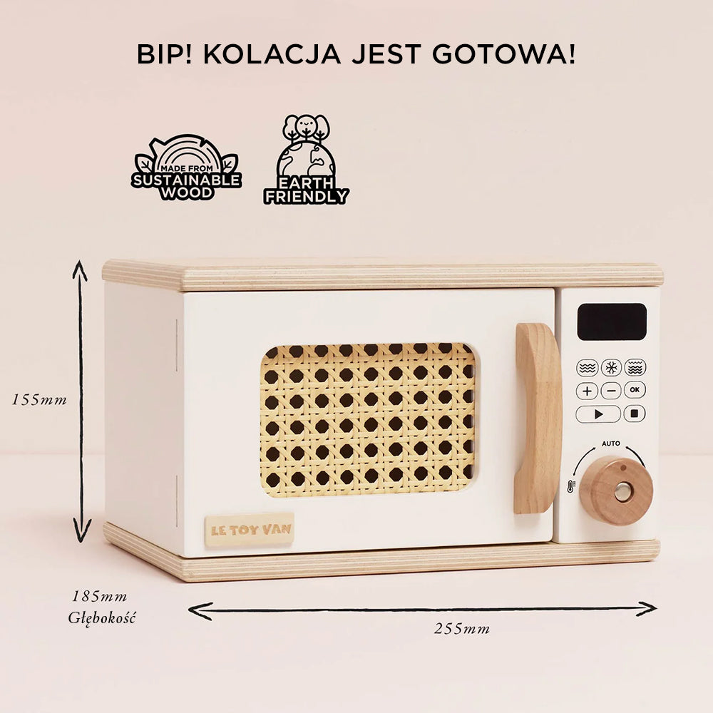 Drewniana kuchenka mikrofalowa dla dzieci Le Toy Van, biała z naturalnymi elementami drewna i rattanowym okienkiem. Posiada szczegółowy programator oraz ruchome pokrętło. Wysokiej jakości zabawka z certyfikatem FSC® idealna do kreatywnej zabawy w kuchnię.