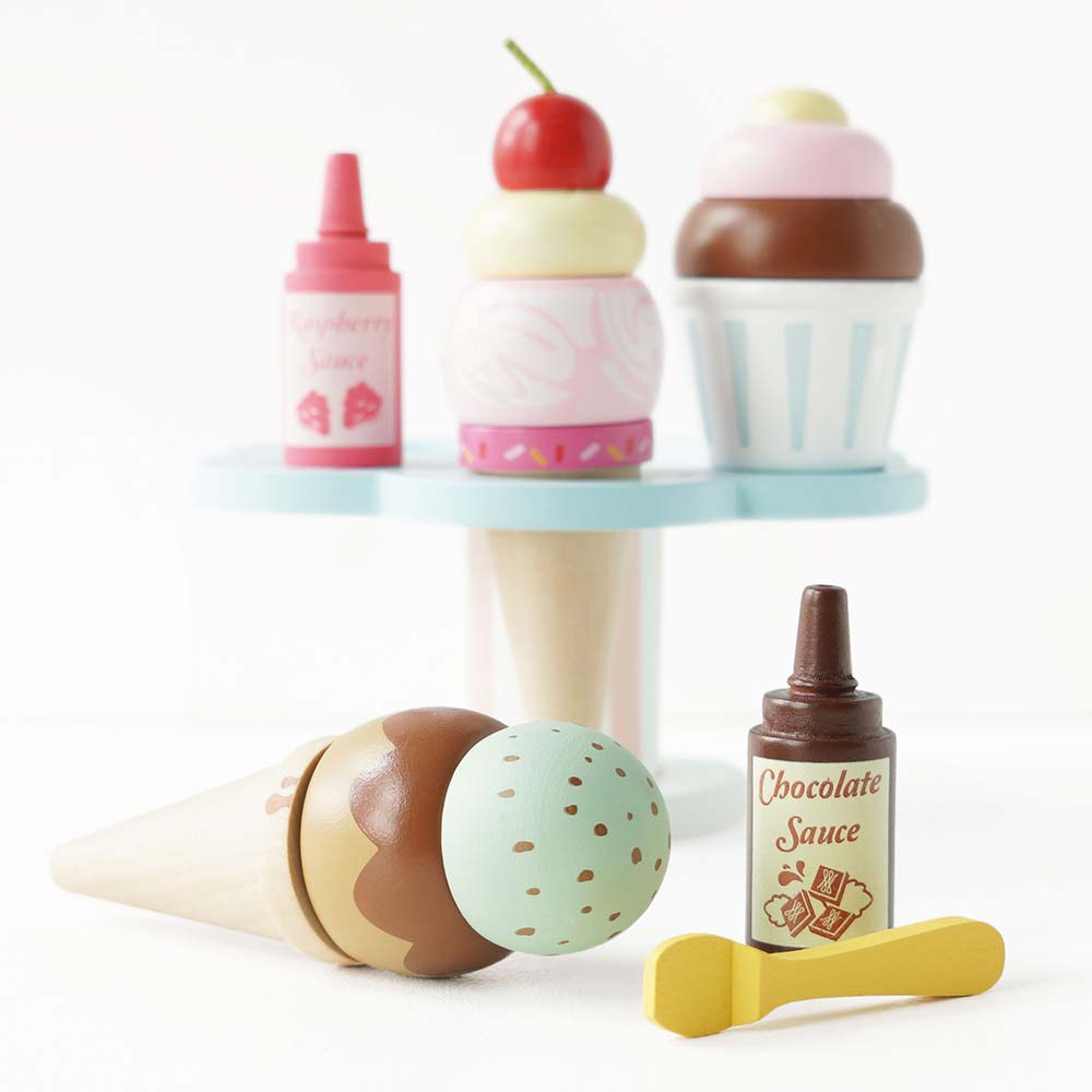 Apetyczny, drewniany zestaw lodów rożków i deserów Carlo's Gelato w pastelowych kolorach, ze stojakiem, sosami i babeczką, zapewniający realistyczną zabawę w bezpiecznej lodziarni.