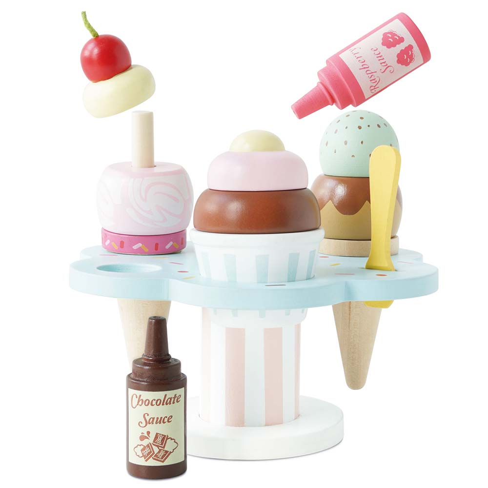 Drewniany zestaw lodziarni Carlo's Gelato: apetyczne lody rożki i pucharki na eleganckim, pastelowym stojaku z sosami. Bezpieczna zabawka z drewna dla dzieci.
