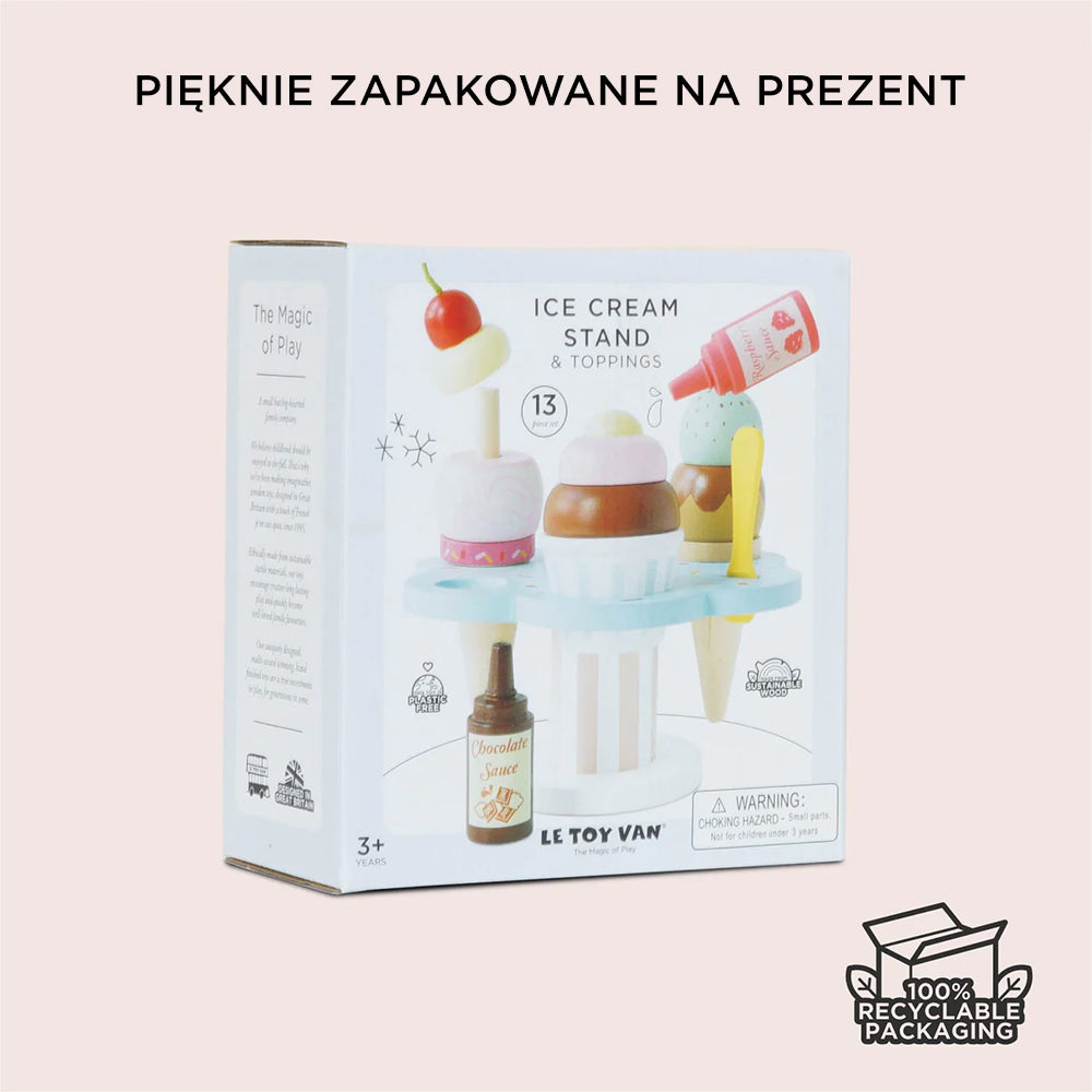 Drewniany zestaw lodziarnia Le Toy Van Carlo's Gelato na stojaku, pięknie zapakowany na prezent w 100% recyklingowe opakowanie.