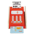 Drewniany terminal do płacenia kartą w żywym czerwonym kolorze, z realistycznym paragonem i kartą płatniczą. Idealny do kreatywnej zabawy w sklep i wczesnej nauki matematyki. Solidna edukacyjna zabawka z kolekcji Honeybake.
