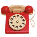 Czerwony drewniany telefon Le Toy Van retro z obrotową tarczą do nauki liczb. Autentyczna zabawka z drewna FSC, bez plastiku, wspierająca wczesną edukację matematyczną.