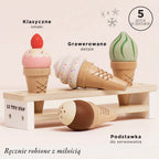 Drewniany zestaw lodów rożków Le Toy Van z 5 elementami: czterema apetycznymi zabawkami w pastelowych kolorach z grawerowanymi waflami i stojakiem, idealny dla dzieci do zabawy w lodziarnię.