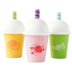 Drewniany zestaw do zabawy w kawiarnię: 3 kolorowe owocowe koktajle smoothie w kubkach na wynos.