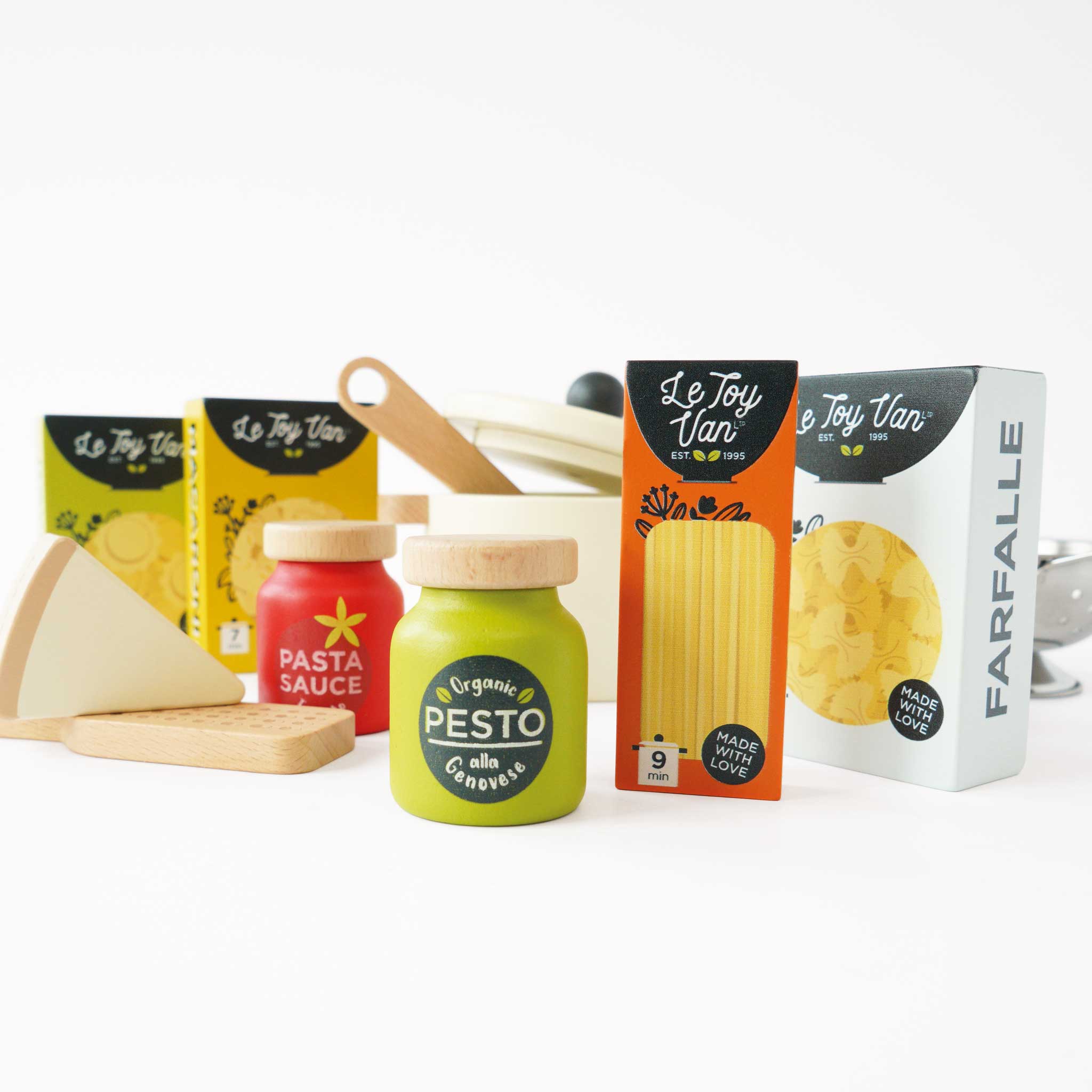 Drewniane jedzenie makarony do zabawy Le Toy Van: realistyczny zestaw akcesoriów kuchennych z sosem, pesto i serem dla małego szefa kuchni.