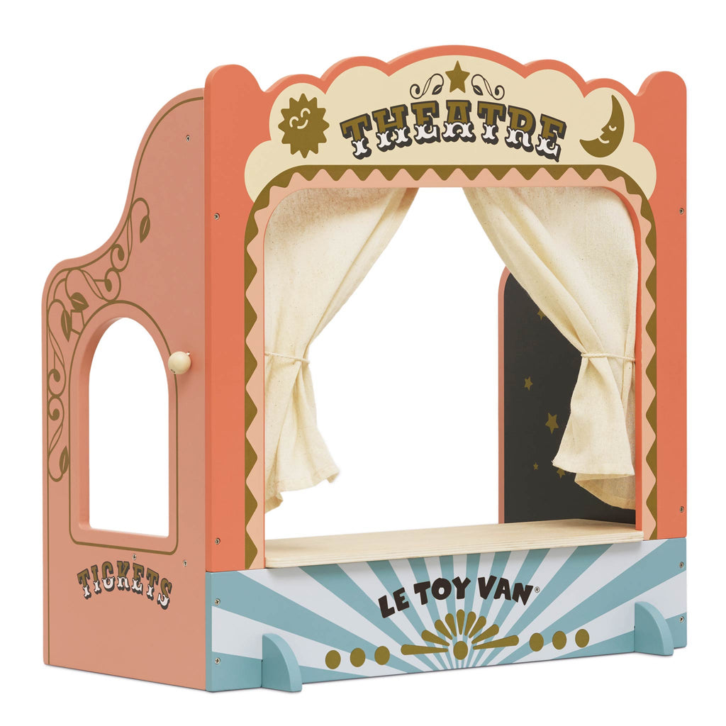 Drewniany teatr lalek Le Toy Van w pastelowych kolorach z bawełnianymi kurtynami, okienkiem kasowym i złotymi zdobieniami, idealny dla dzieci do kreatywnego odgrywania ról z pacynkami i kukiełkami.