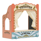 Drewniany teatr lalek Le Toy Van w pastelowych kolorach z bawełnianymi kurtynami, okienkiem kasowym i złotymi zdobieniami, idealny dla dzieci do kreatywnego odgrywania ról z pacynkami i kukiełkami.