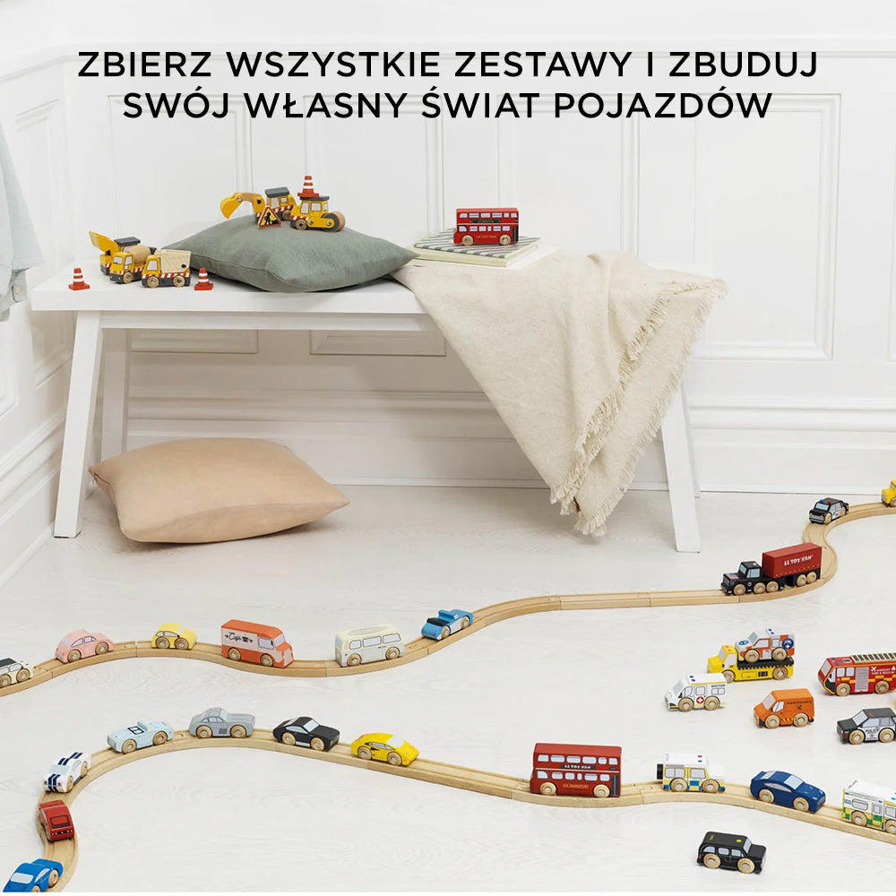 Zestaw drewnianych samochodów ciężarowych i różnorodnych pojazdów dla dzieci na torach drewnianych, tworzący fantastyczny świat do kreatywnej zabawy.