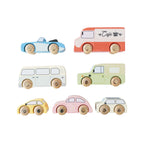 Uroczy zestaw 6 drewnianych samochodów vintage Le Toy Van w pastelowych kolorach, idealny do rozwoju motoryki i wyobraźni dziecka. Klasyczne autka ekologiczne.