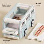Uroczy miętowo-biały drewniany kamper retro Le Toy Van z materacem, kuchenką, otwieranym bagażnikiem i deską surfingową. Ekologiczna zabawka FSC™ dla małych podróżników.