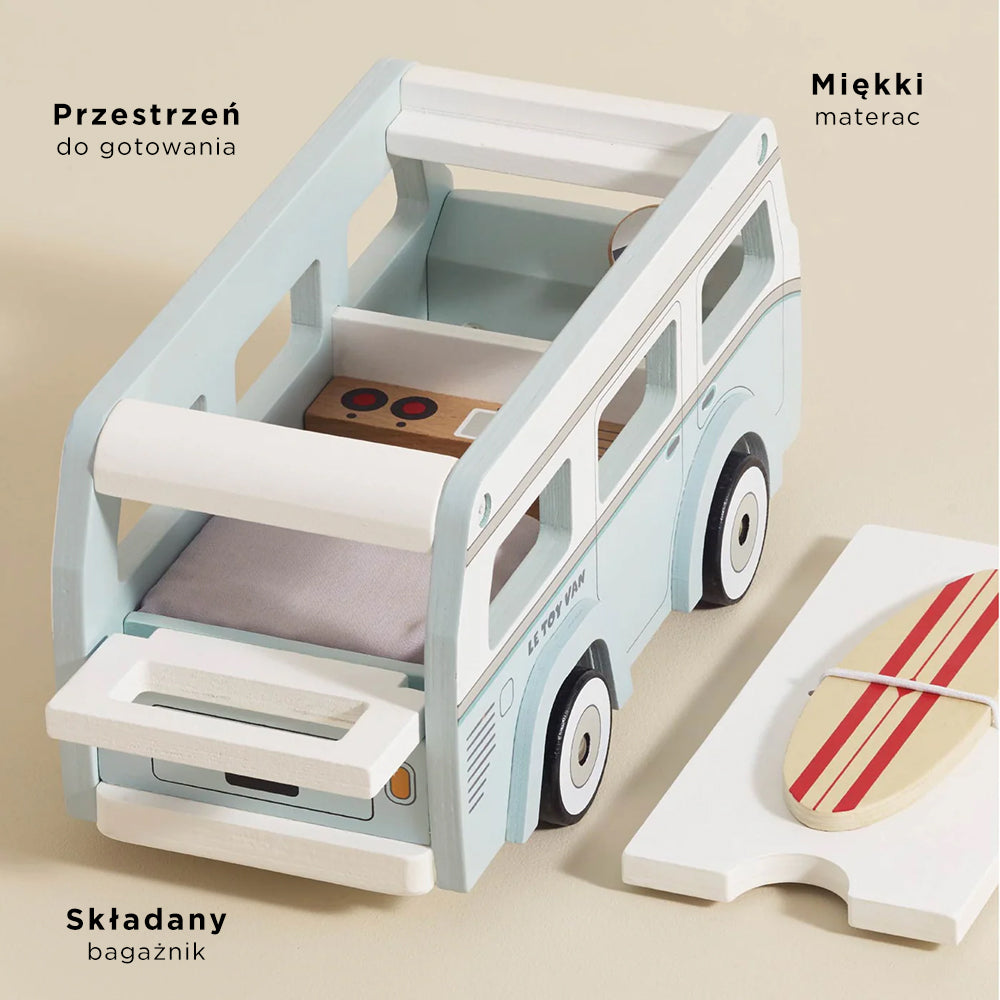 Uroczy miętowo-biały drewniany kamper retro Le Toy Van z materacem, kuchenką, otwieranym bagażnikiem i deską surfingową. Ekologiczna zabawka FSC™ dla małych podróżników.