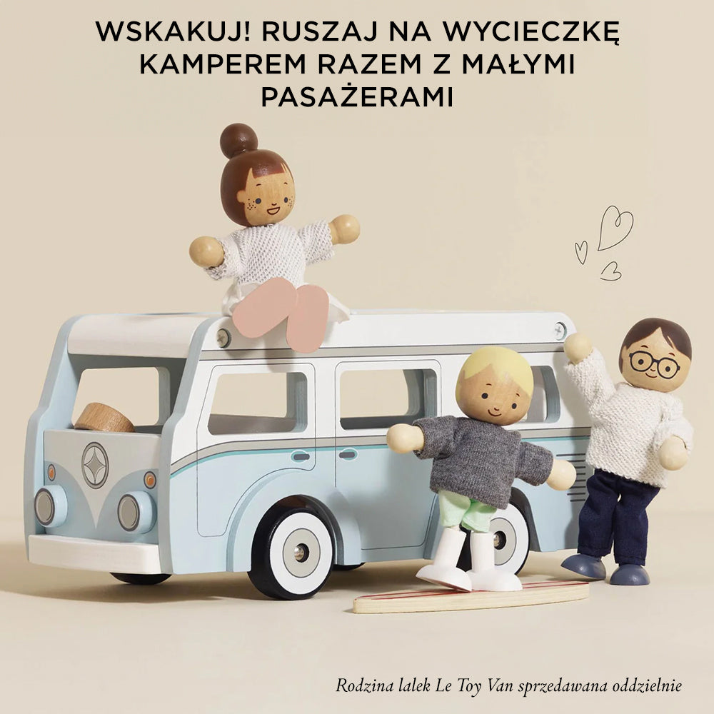 Drewniany kamper retro miętowo-biały z deską surfingową, gotowy na wakacyjne przygody z lalkami.
