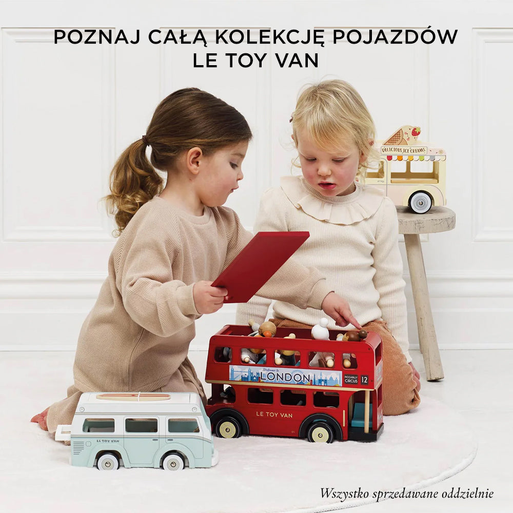 Dwa dzieci bawiące się miętowo-białym drewnianym kamperem retro Le Toy Van z deską surfingową na dachu. Ten uroczy wakacyjny samochód z drewna FSC™ inspiruje do kreatywnej zabawy i rozwija wyobraźnię.