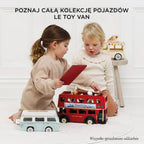 Dwa dzieci bawiące się miętowo-białym drewnianym kamperem retro Le Toy Van z deską surfingową na dachu. Ten uroczy wakacyjny samochód z drewna FSC™ inspiruje do kreatywnej zabawy i rozwija wyobraźnię.