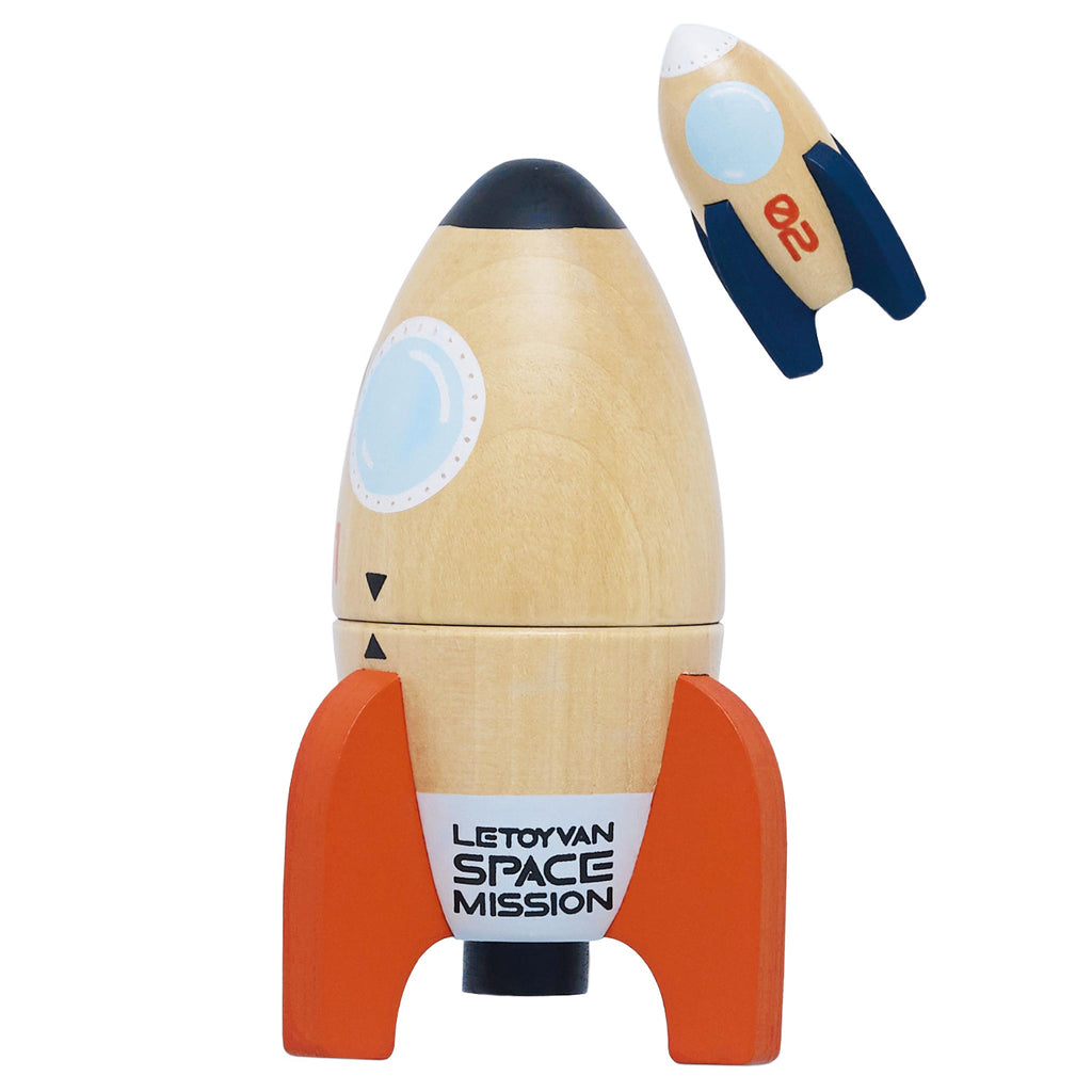 Drewniany zestaw rakiet kosmicznych Le Toy Van Space Mission, prezentujący dużą rakietę z mniejszą ukrytą w środku, idealny do kreatywnych międzygalaktycznych przygód.
