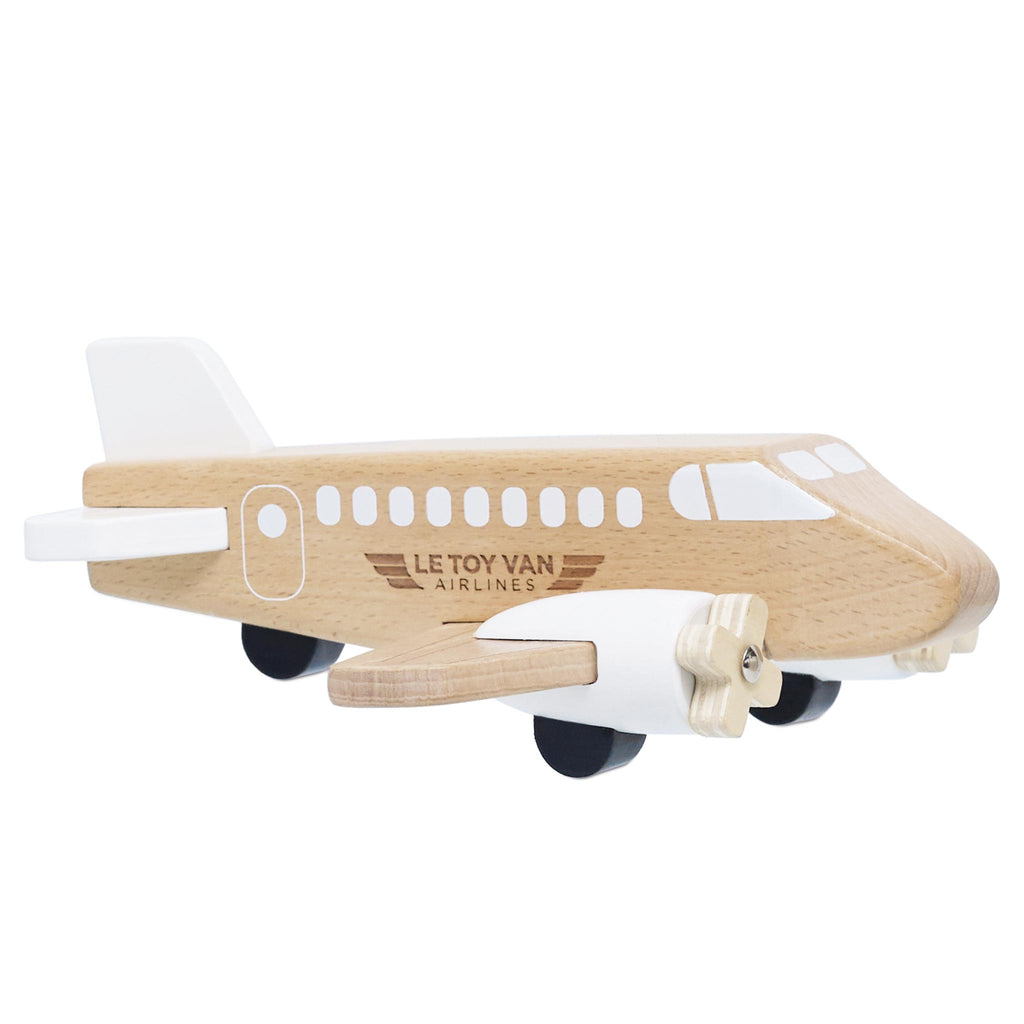 Drewniany samolot Le Toy Van Airlines z ruchomymi śmigłami, wykonany z certyfikowanego drewna FSC, z bezpiecznymi białymi akcentami.